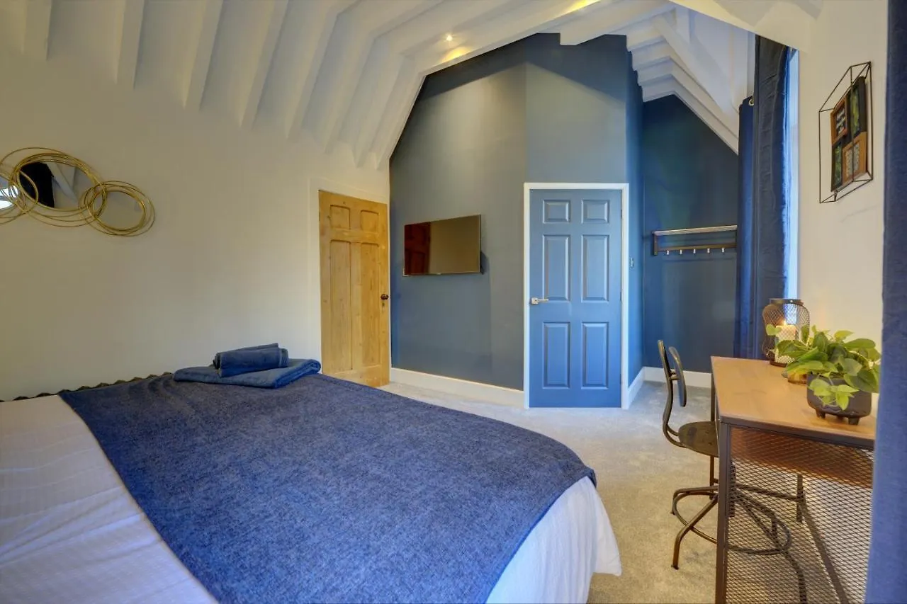 The Old Vicarage - Secure Parking, Fast Wifi, Garden Villa Leeds  0*,  Egyesült Királyság