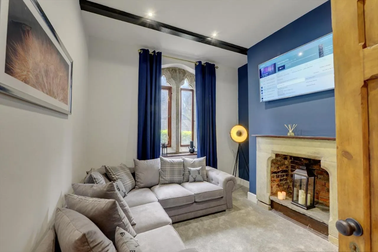 The Old Vicarage - Secure Parking, Fast Wifi, Garden Villa Leeds