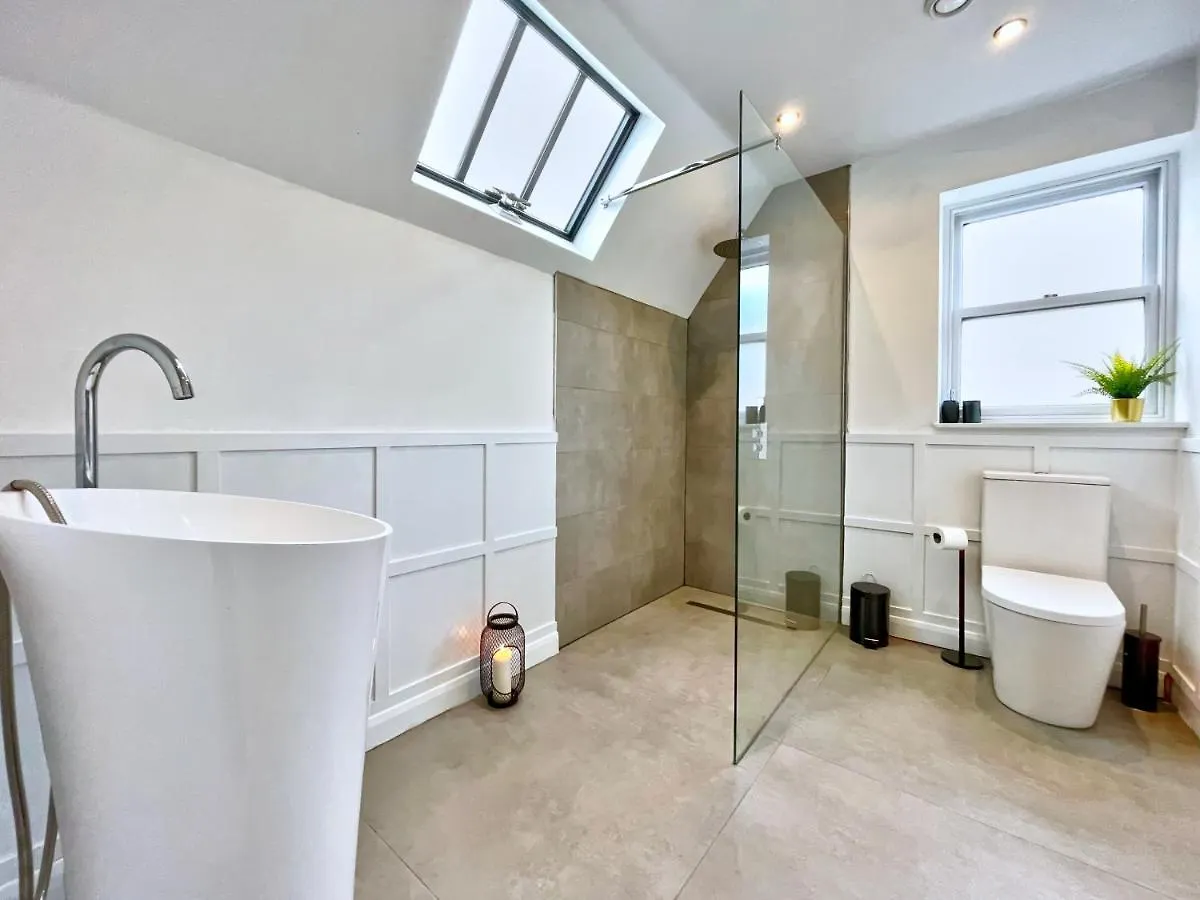 The Old Vicarage - Secure Parking, Fast Wifi, Garden Villa Leeds