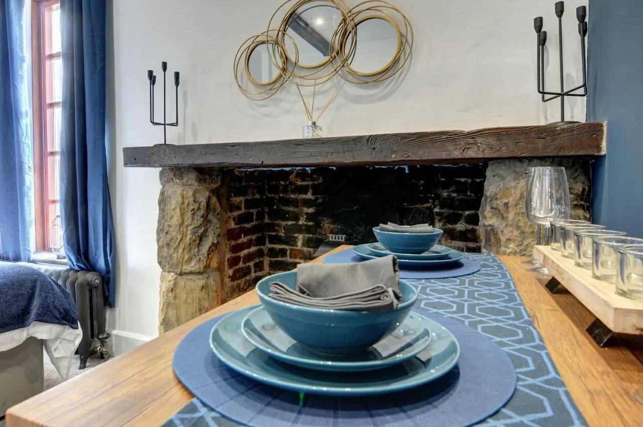 The Old Vicarage - Secure Parking, Fast Wifi, Garden Villa Leeds