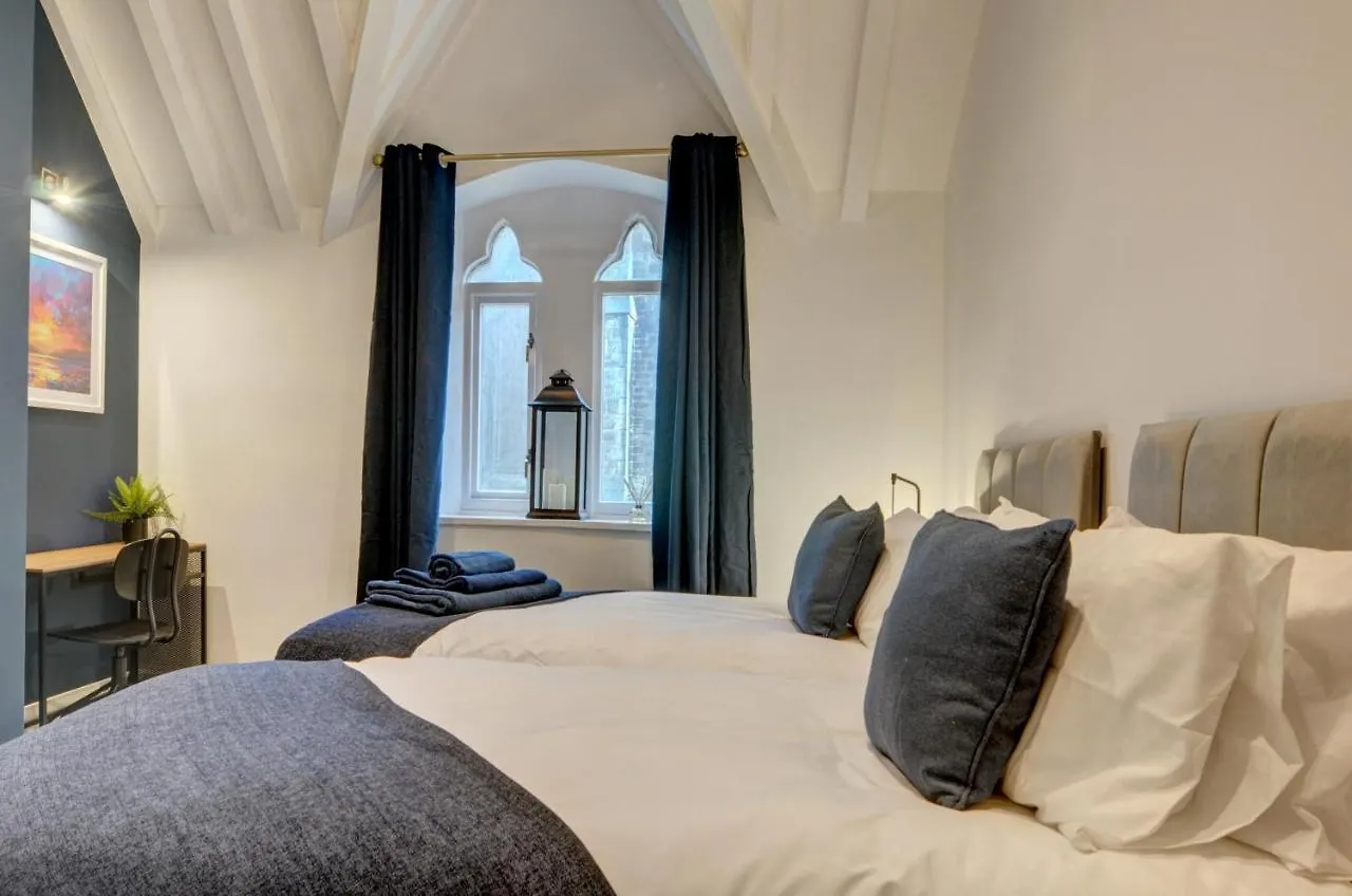 The Old Vicarage - Secure Parking, Fast Wifi, Garden Villa Leeds