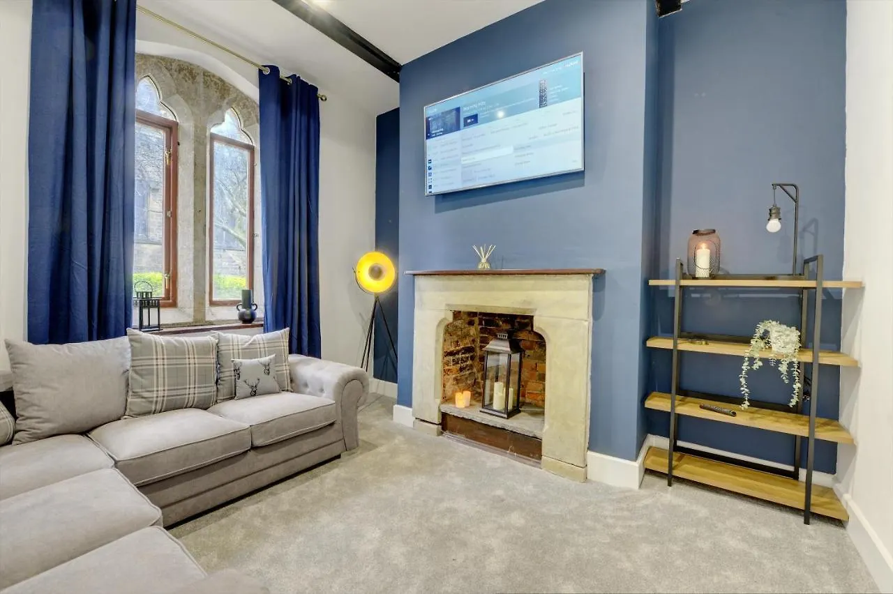The Old Vicarage - Secure Parking, Fast Wifi, Garden Villa Leeds
