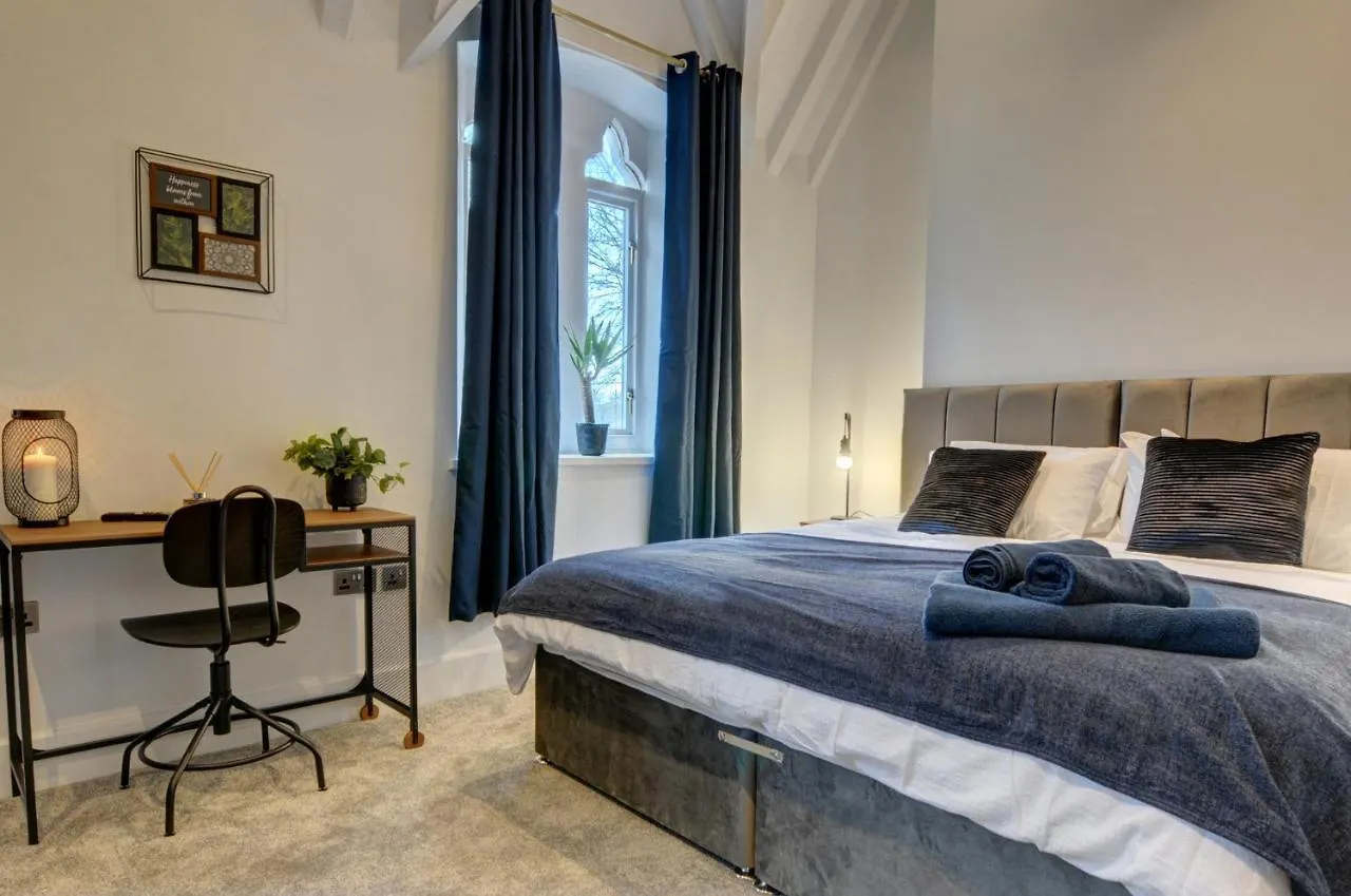 The Old Vicarage - Secure Parking, Fast Wifi, Garden Villa Leeds