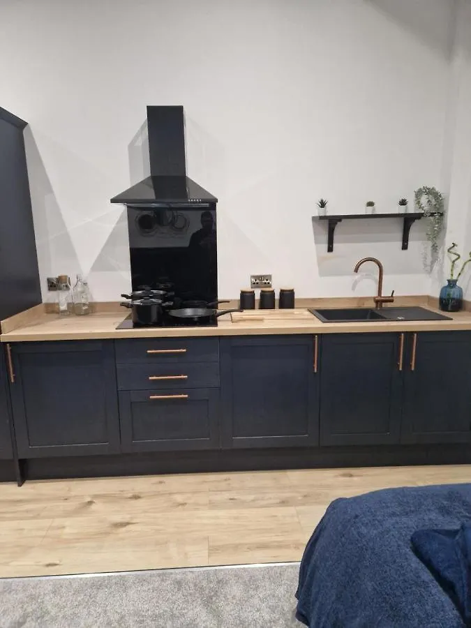 The Old Vicarage - Secure Parking, Fast Wifi, Garden Villa Leeds