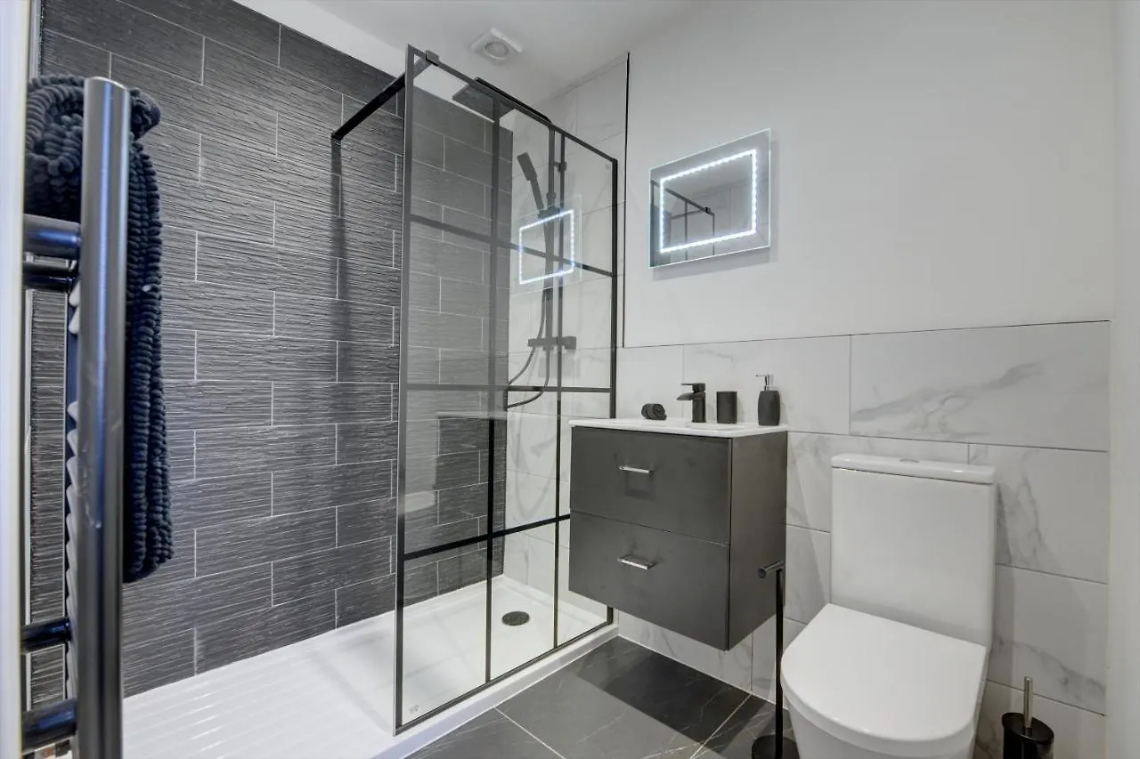 The Old Vicarage - Secure Parking, Fast Wifi, Garden Villa Leeds