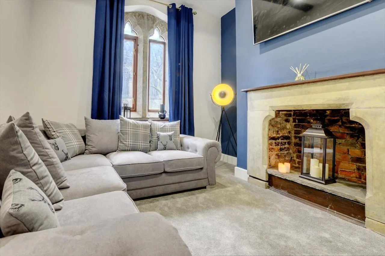 The Old Vicarage - Secure Parking, Fast Wifi, Garden Villa Leeds