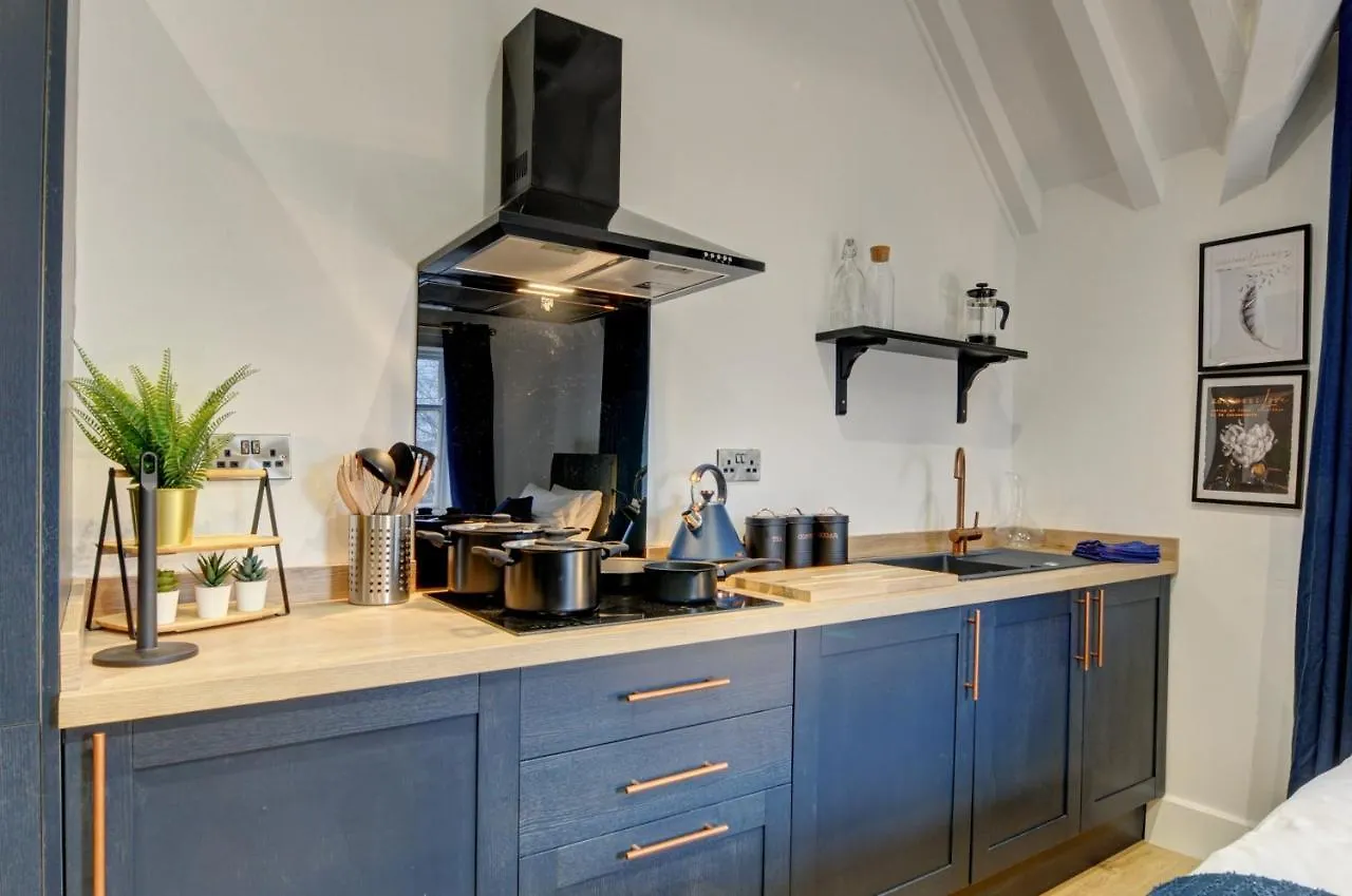 The Old Vicarage - Secure Parking, Fast Wifi, Garden Villa Leeds