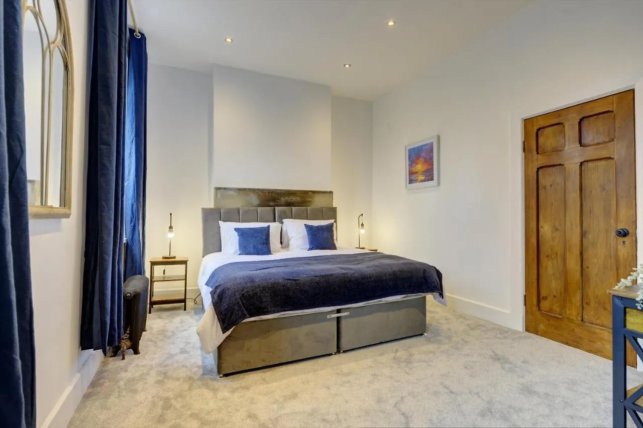 The Old Vicarage - Secure Parking, Fast Wifi, Garden Villa Leeds