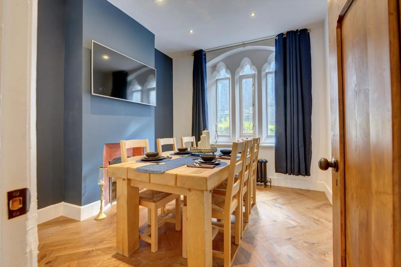 The Old Vicarage - Secure Parking, Fast Wifi, Garden Villa Leeds