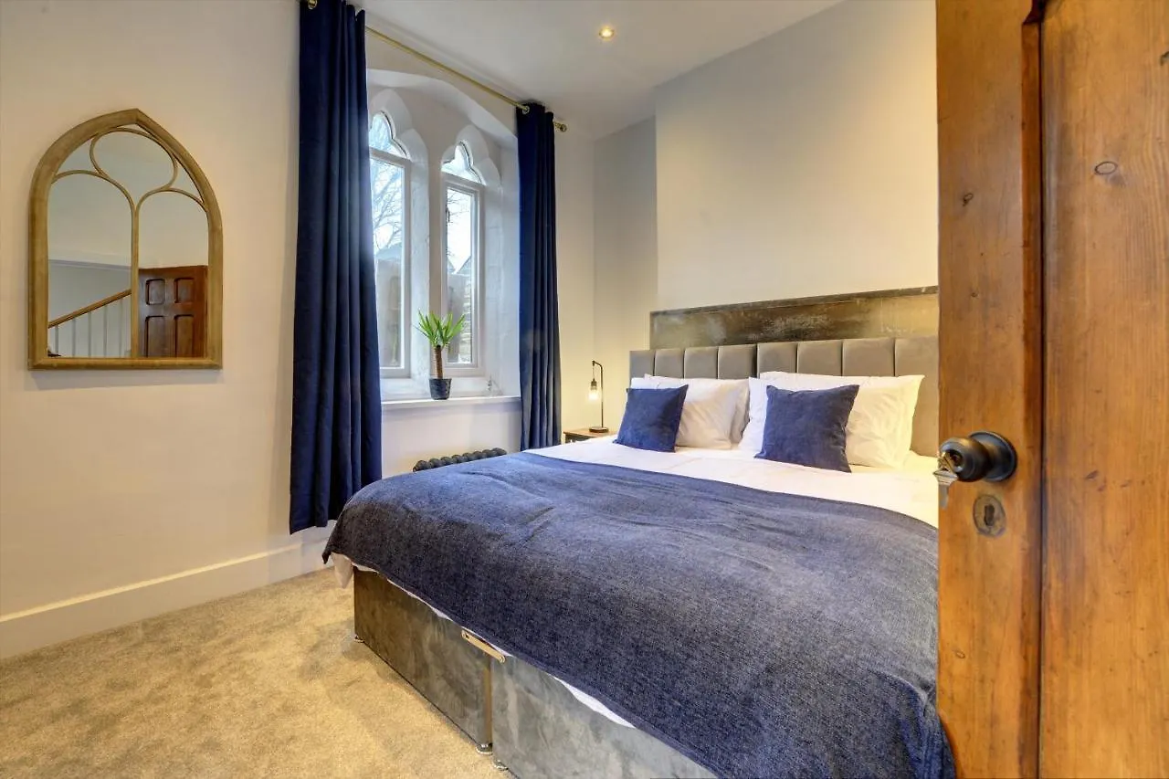 The Old Vicarage - Secure Parking, Fast Wifi, Garden Villa Leeds