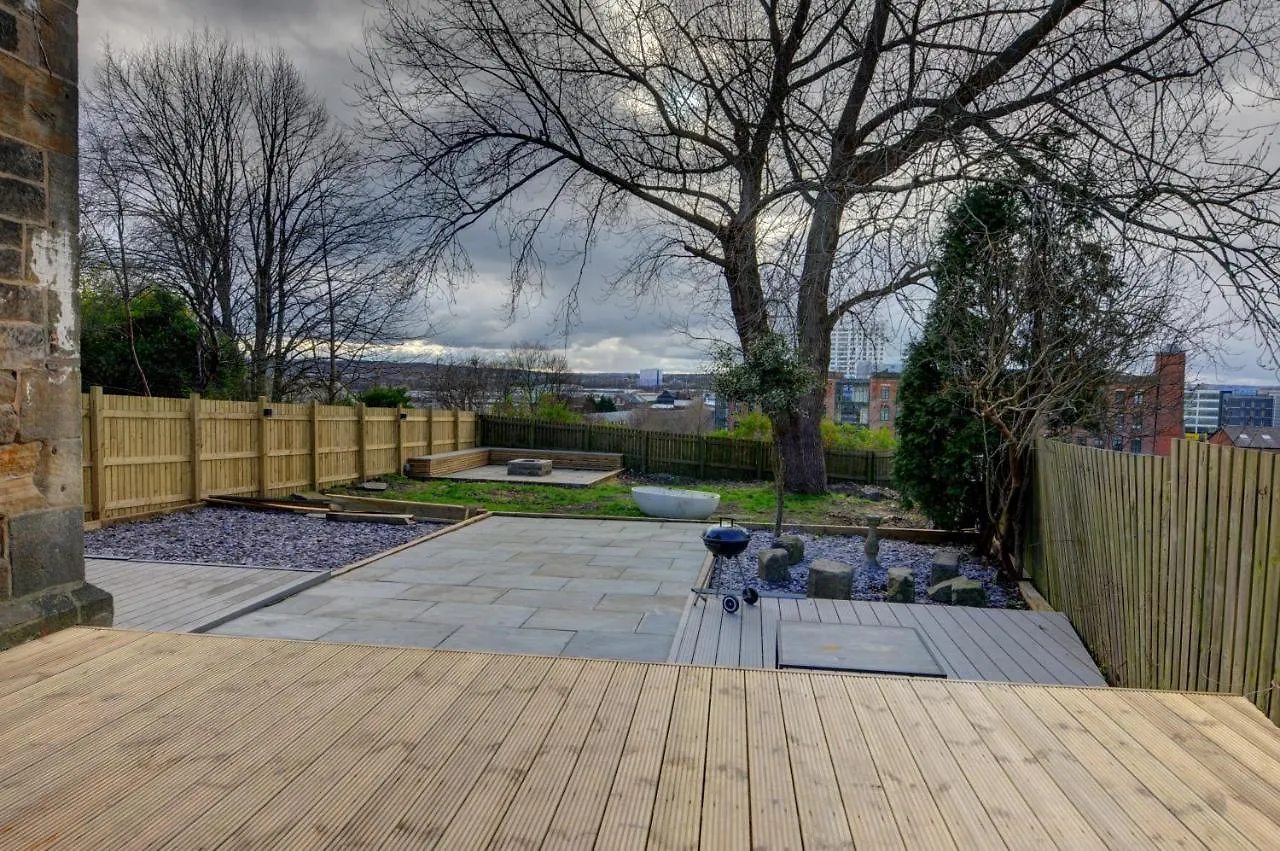 The Old Vicarage - Secure Parking, Fast Wifi, Garden Villa Leeds