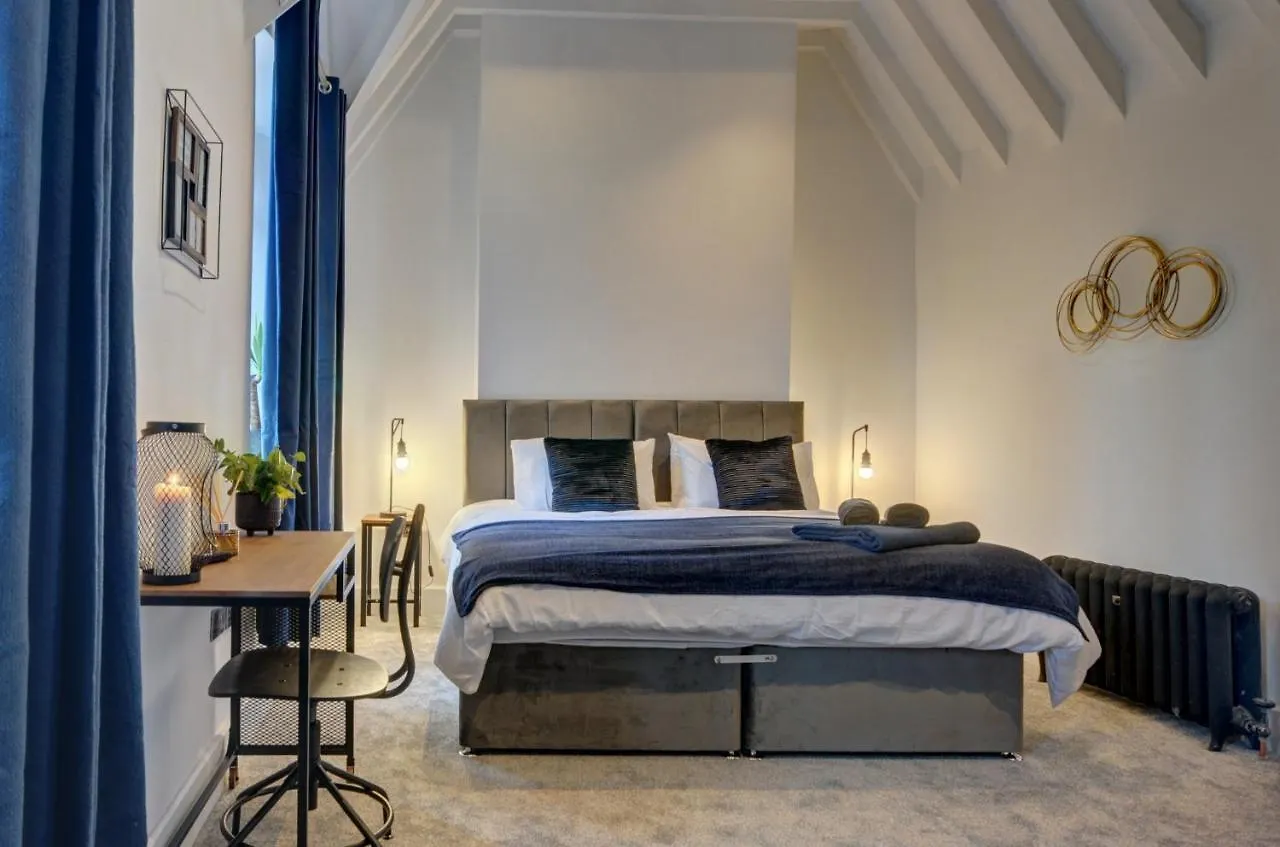 The Old Vicarage - Secure Parking, Fast Wifi, Garden Villa Leeds