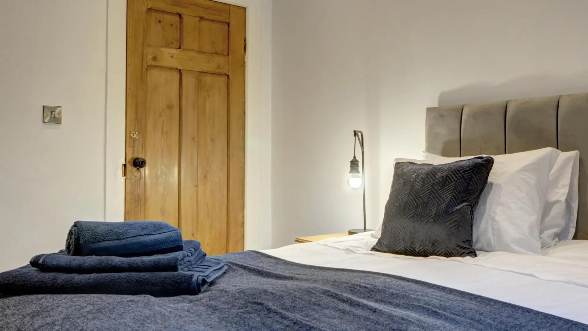 The Old Vicarage - Secure Parking, Fast Wifi, Garden Villa Leeds