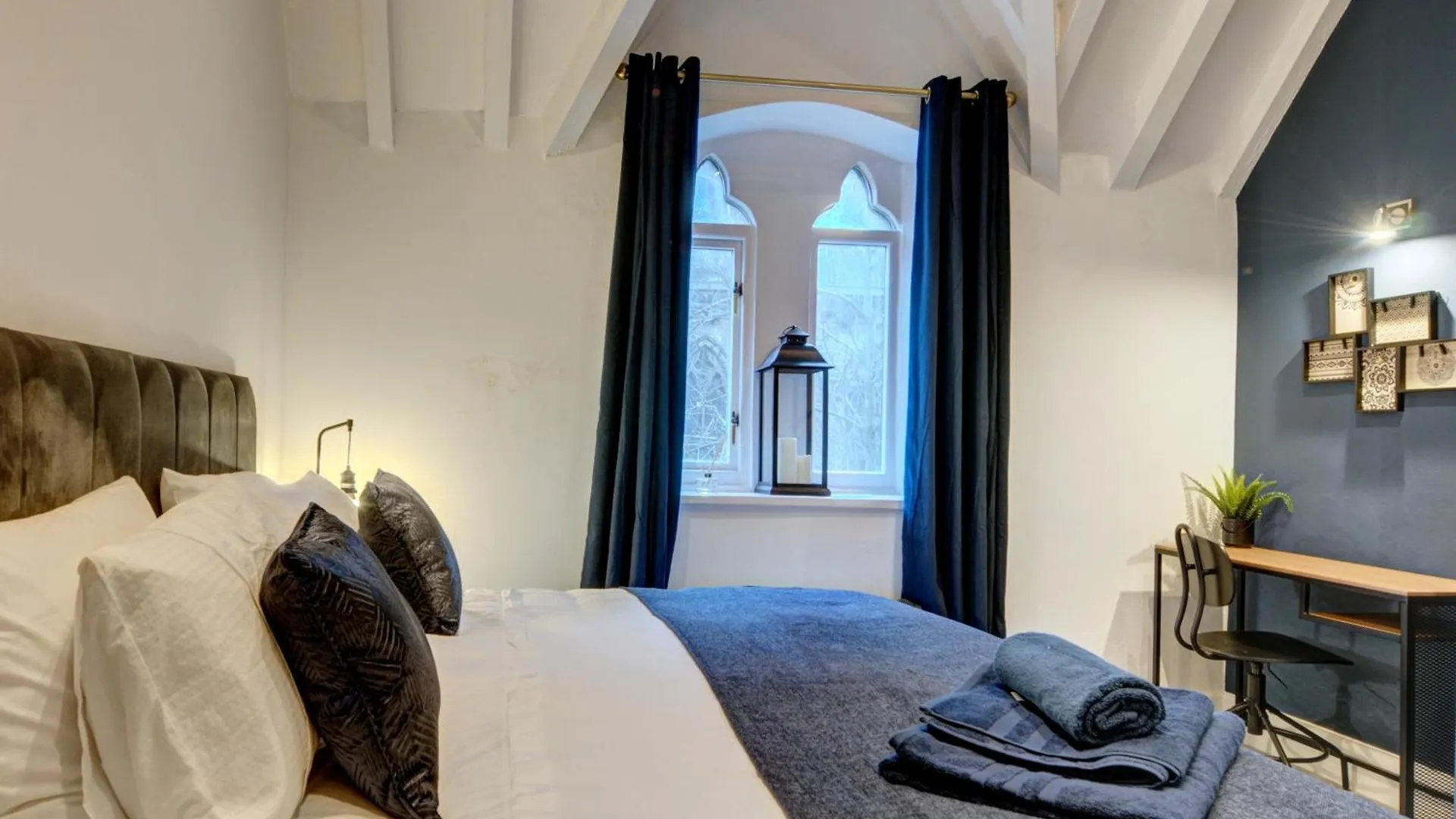 The Old Vicarage - Secure Parking, Fast Wifi, Garden Villa Leeds