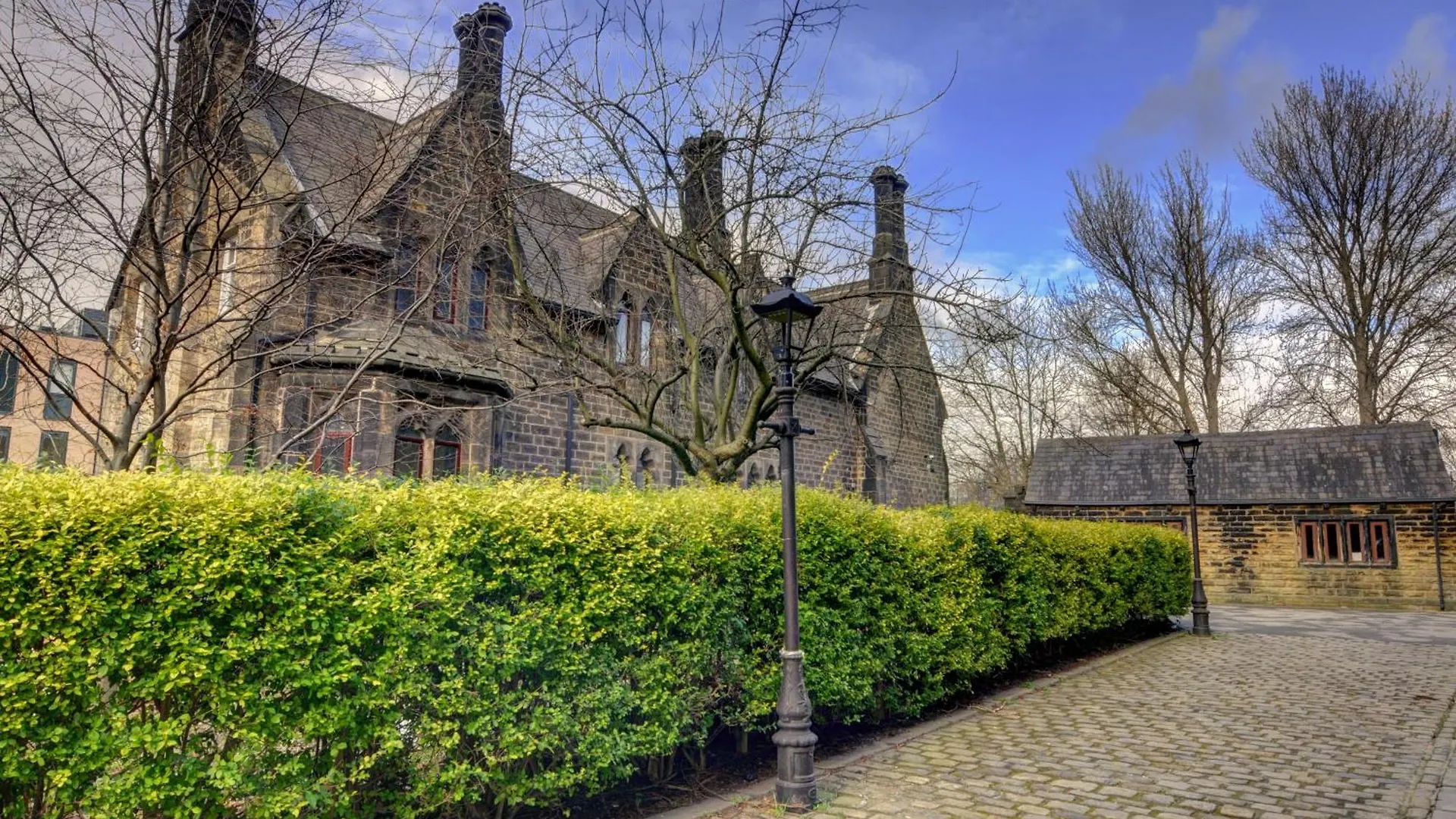 The Old Vicarage - Secure Parking, Fast Wifi, Garden Villa Leeds