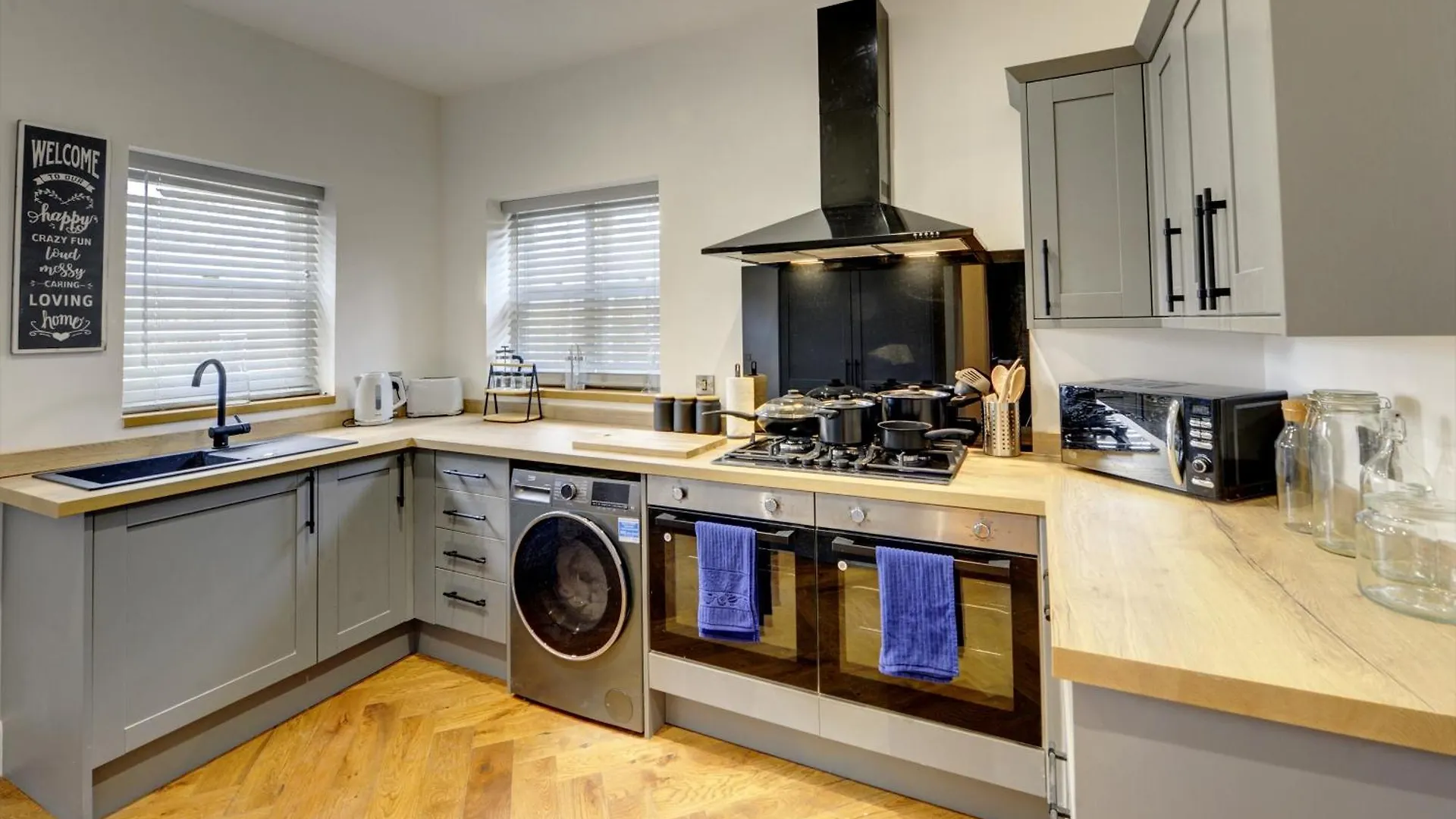 The Old Vicarage - Secure Parking, Fast Wifi, Garden Villa Leeds