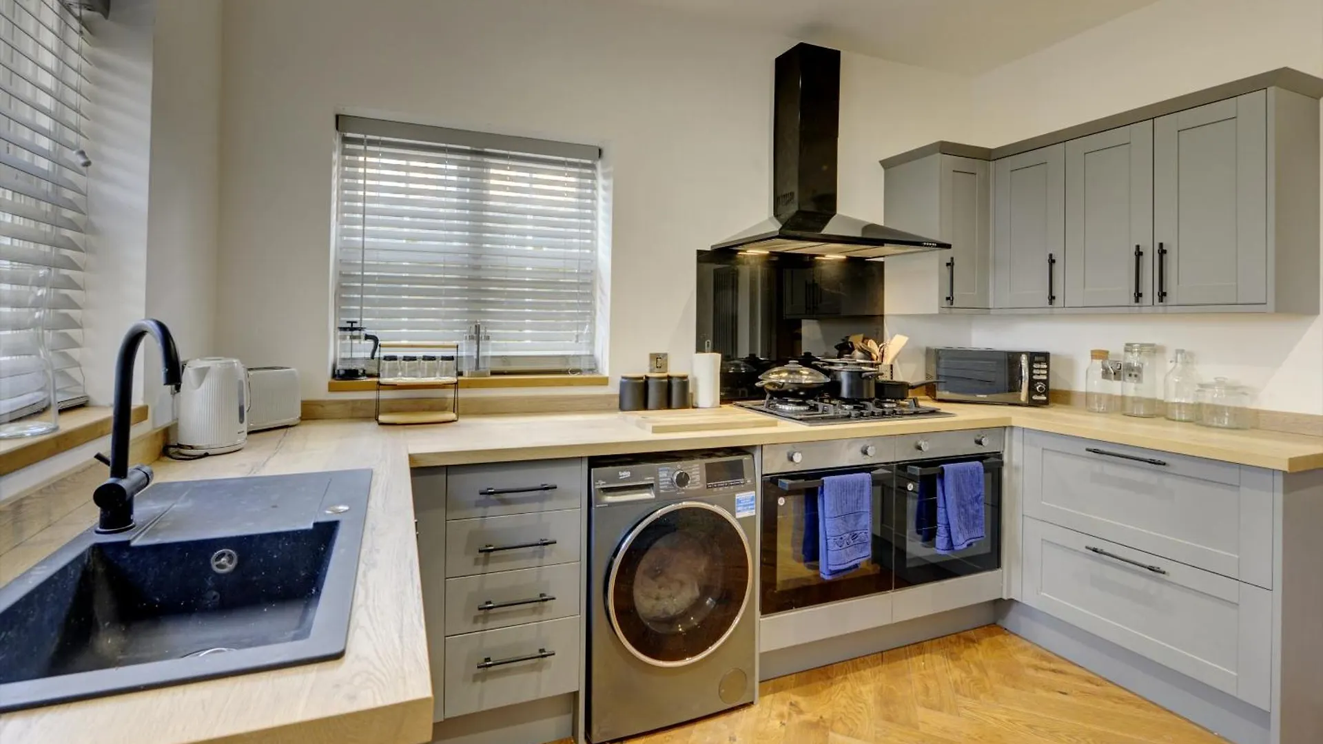 The Old Vicarage - Secure Parking, Fast Wifi, Garden Villa Leeds